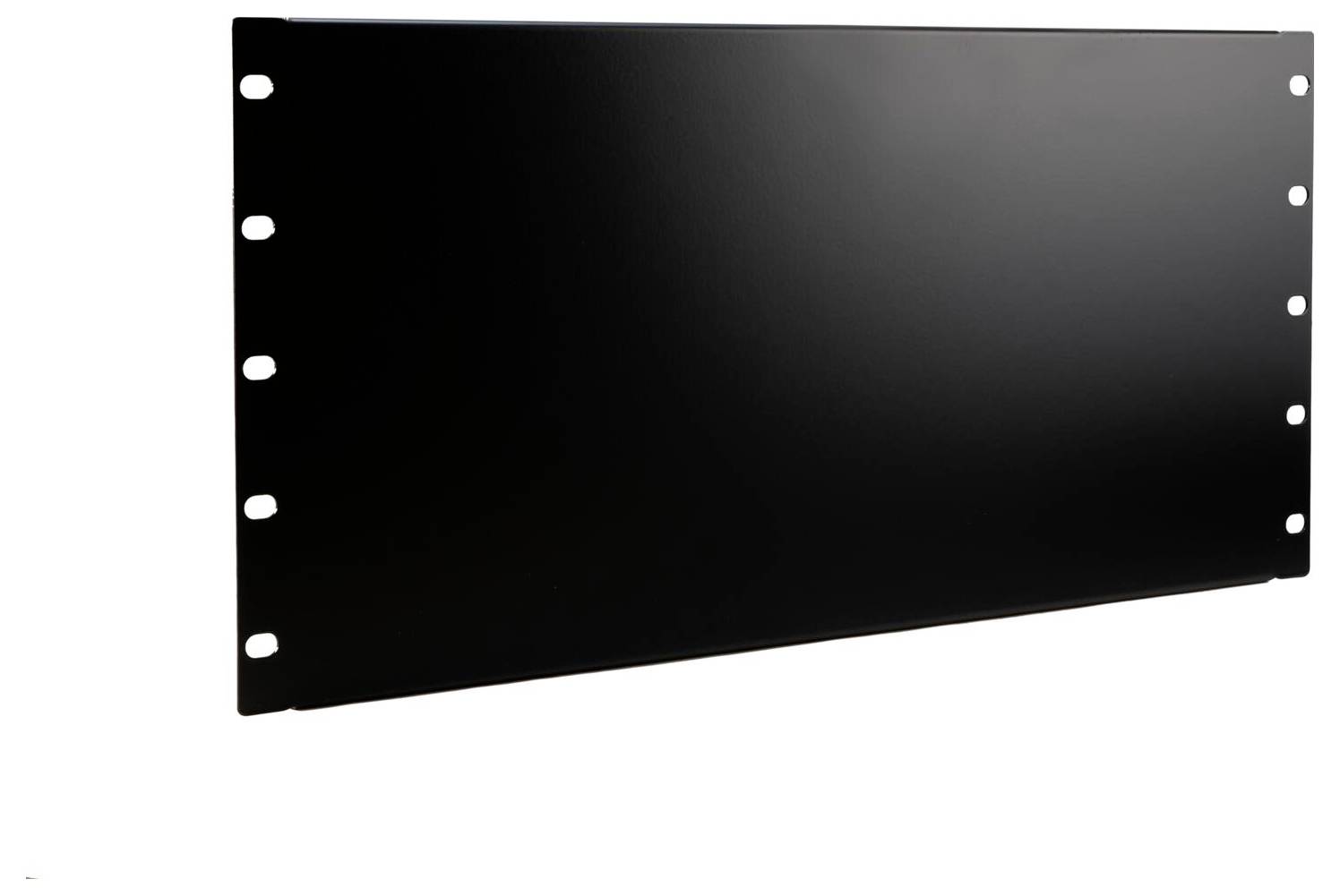 Un panneau de baie 19 pouces noir et vierge avec des trous de montage, utilisé pour couvrir les espaces inutilisés dans les baies de serveurs ou d'équipements.