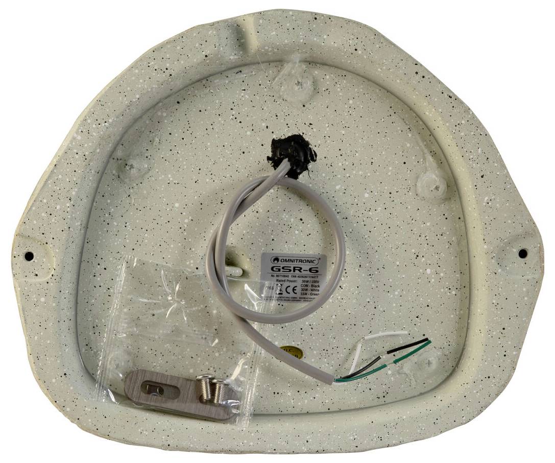Vue de dessous d'un boîtier de haut-parleur rond, blanc et tacheté, étiqueté « GSR-6 ». Un câble s'étend du centre et un support de montage est inclus.