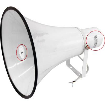 Un mégaphone blanc avec un support de montage et des fils exposés, probablement destiné à des annonces publiques ou à des communications en plein air.