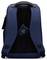 Un sac à dos bleu avec des bretelles rembourrées et un passeport américain partiellement visible dans une poche arrière ouverte.