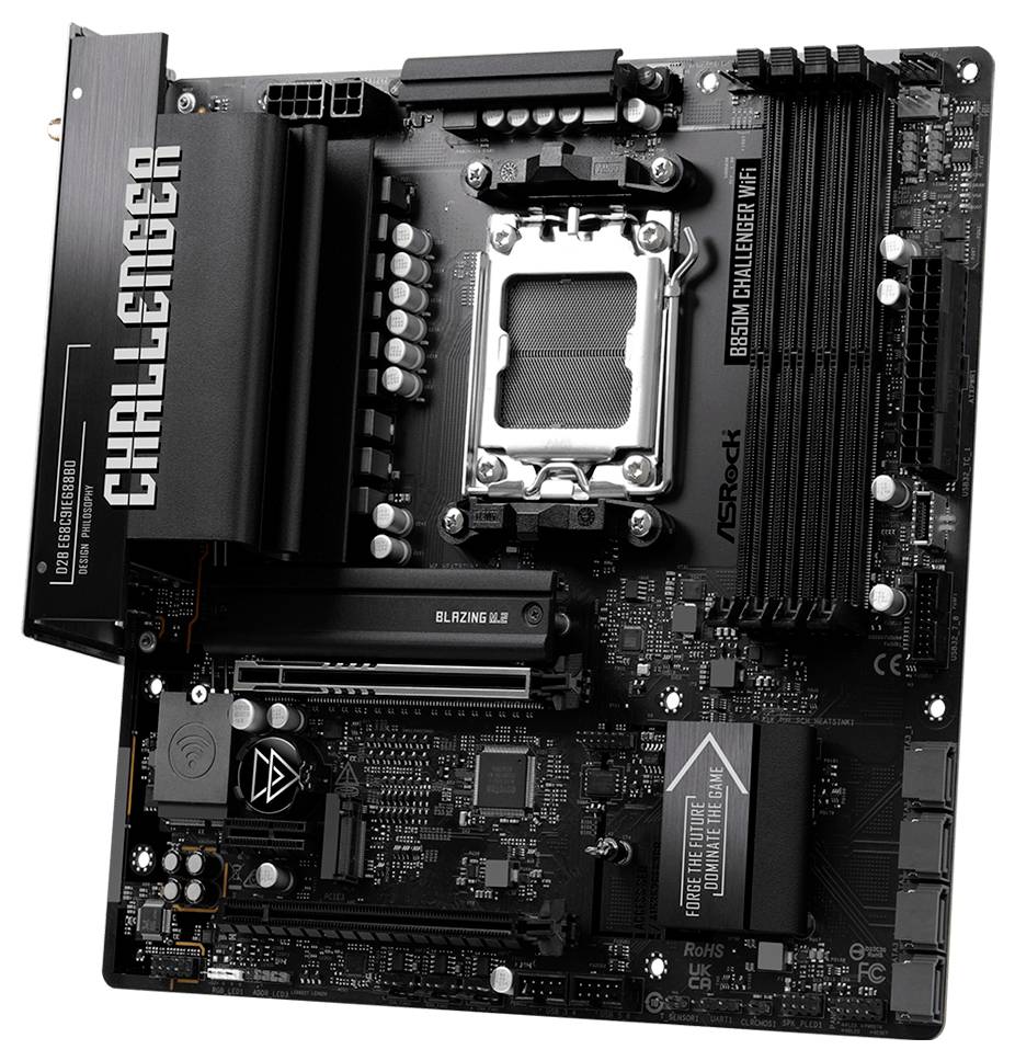 Carte mère ASRock B650M Challenger WiFi noire vue de dessus, avec le socket CPU, les logements RAM, les dissipateurs thermiques et les emplacements d'expansion PCIe visibles.