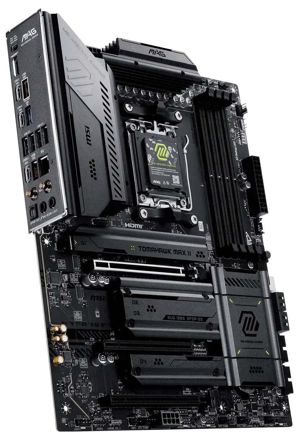 Carte mère MSI Tomahawk avec refroidisseur de processeur installé, emplacements RAM, emplacements PCIe et ports d'E/S arrière affichés sur un fond blanc.