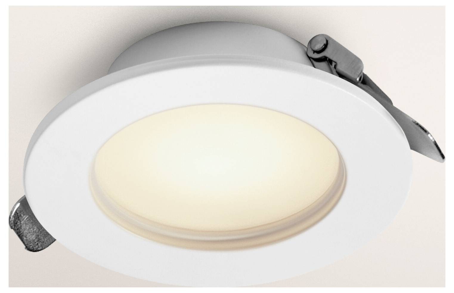 Un luminaire de plafond encastré à LED rond avec un cadre blanc, conçu pour un éclairage économe en énergie dans les espaces résidentiels ou commerciaux.