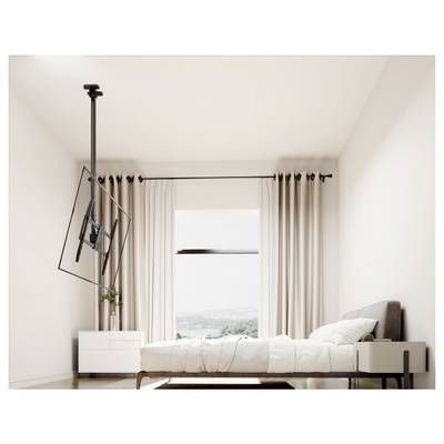 Chambre minimaliste avec murs blancs, un lit, une table de nuit, une grande fenêtre avec rideaux, et un cadre de téléviseur unique suspendu au plafond.