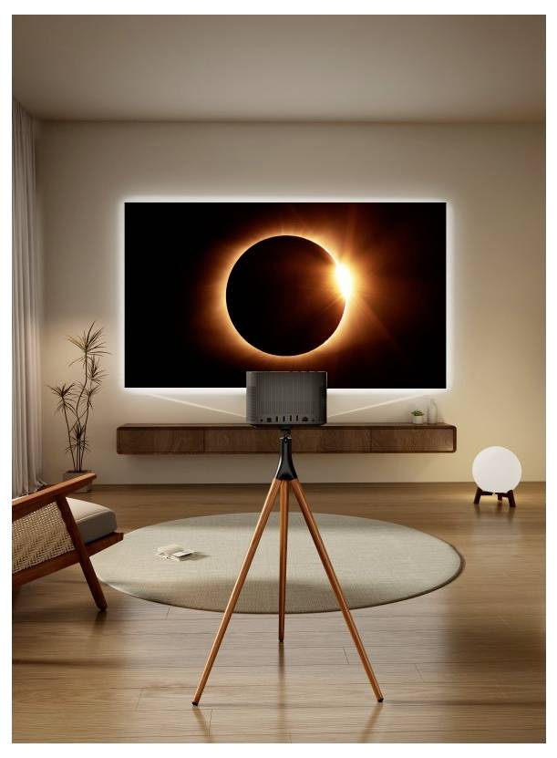 Un trépied en bois se tient devant un grand téléviseur affichant une éclipse solaire, dans un salon moderne avec une chaise et une décoration minimaliste.