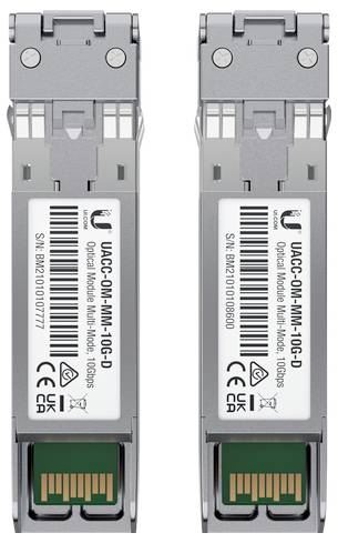« Deux modules optiques identiques étiquetés UACC-OM-MM-10G-D, supportant un débit de données de 10 Gbps, avec des numéros de série et des connecteurs visibles. »
