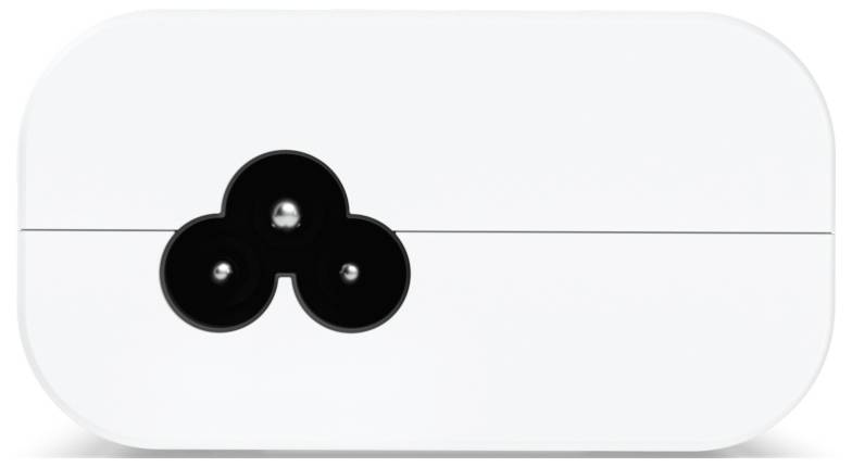 Un gros plan d'un adaptateur de charge blanc avec trois prises circulaires à une extrémité, utilisé pour connecter des appareils électriques.
