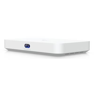 Un appareil réseau blanc avec un petit écran sur le côté avant étiqueté « Cloud Router Duo ». L'appareil dispose de fentes de ventilation sur un côté.