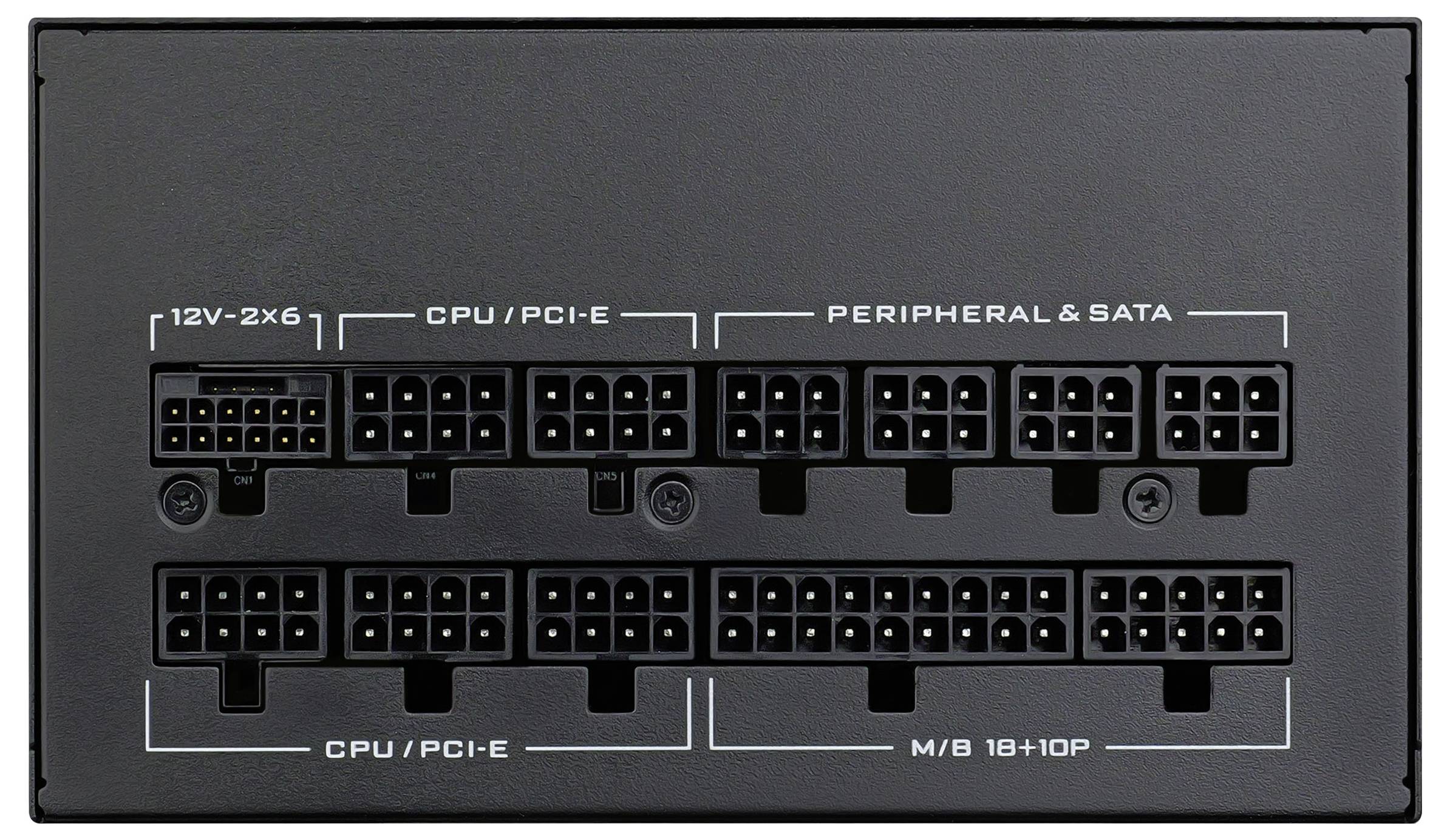 Le panneau arrière affiche une unité d'alimentation modulaire avec des ports étiquetés pour « CPU/PCI-E », « Peripheral & SATA », et « M/B 18+10P ».