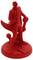 Figurine 3D rouge d'un homme masqué dans un long manteau se tenant debout sur une base ronde, tenant une épée et une canne.