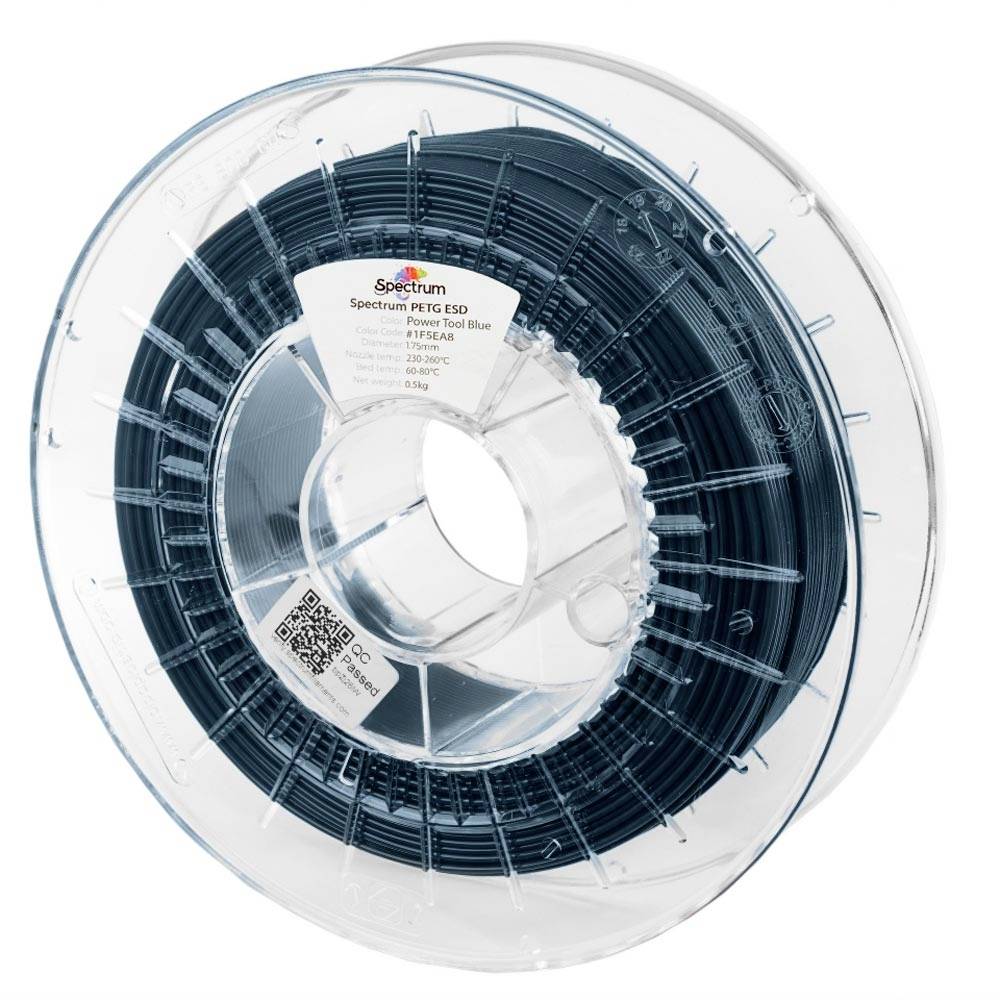 Une bobine de filament bleu foncé pour imprimante 3D sur une bobine en plastique transparent, étiquetée Spectrum PETG ES, sur un fond blanc.