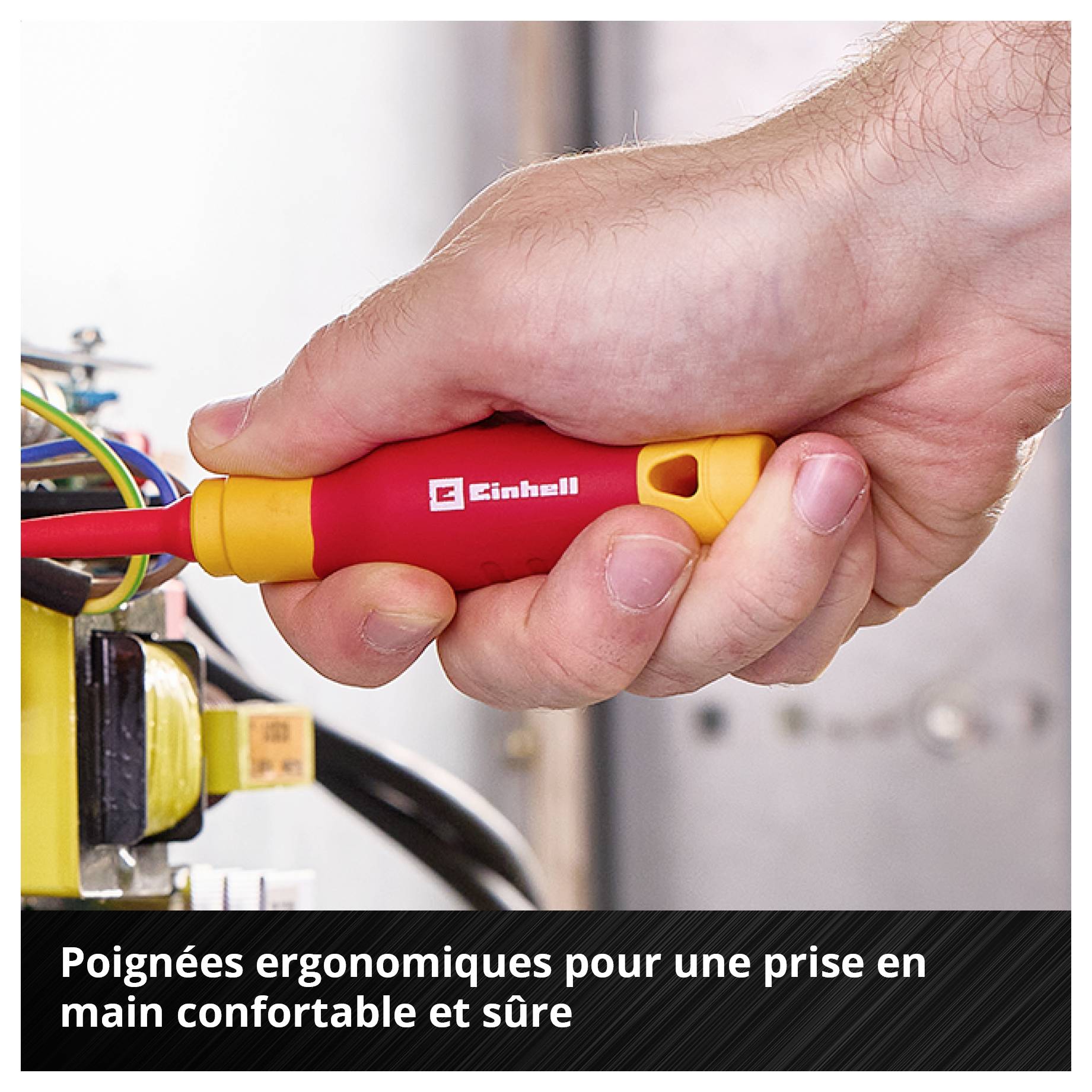 La main tient un tournevis Einhell rouge et jaune au connecteur de câble ; en bas est écrit : « Les poignées ergonomiques offrent une manipulation confortable et une prise sûre »