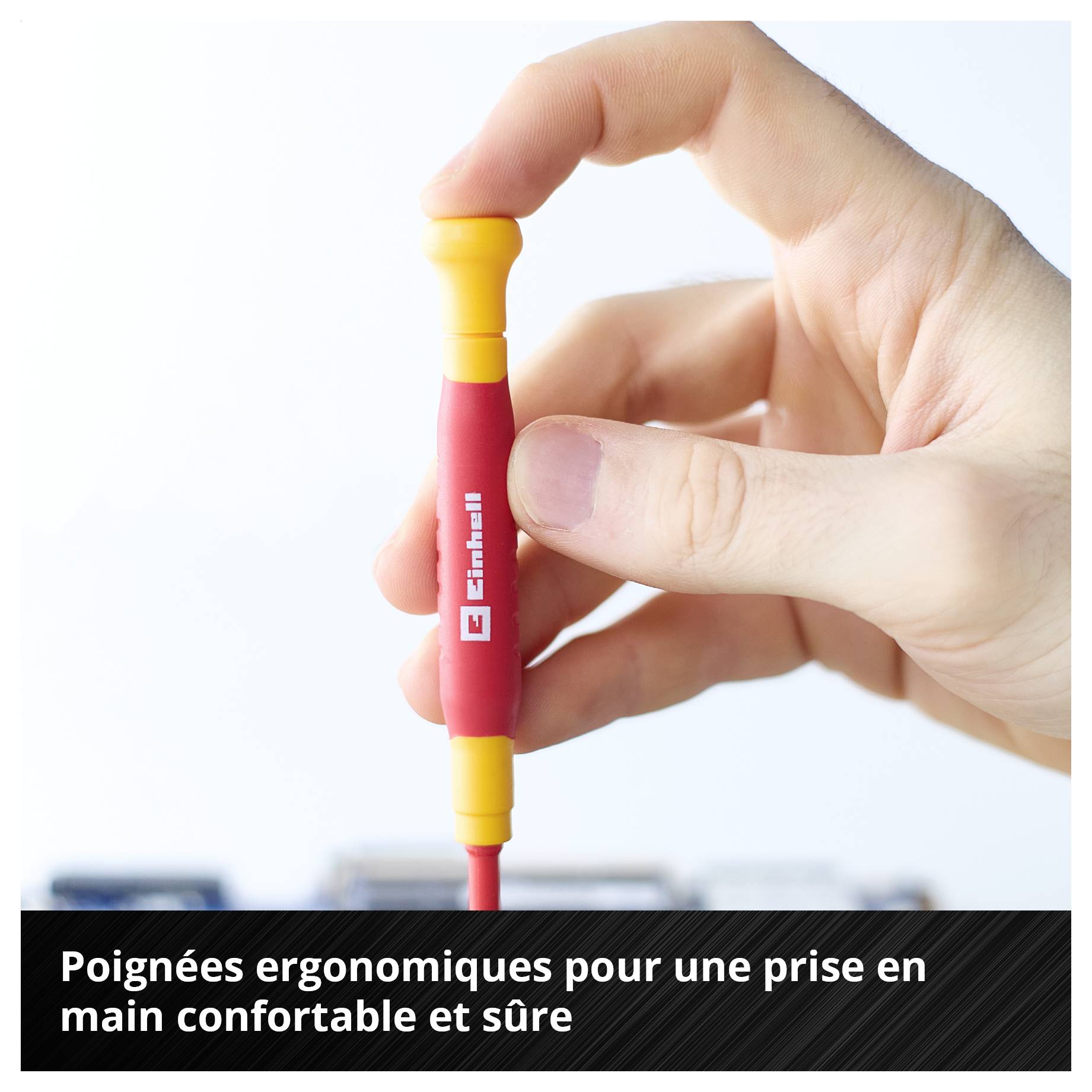 Tournevis sur une carte électronique ; Texte : « Les lames S2 robustes empêchent tout glissement lors du serrage »