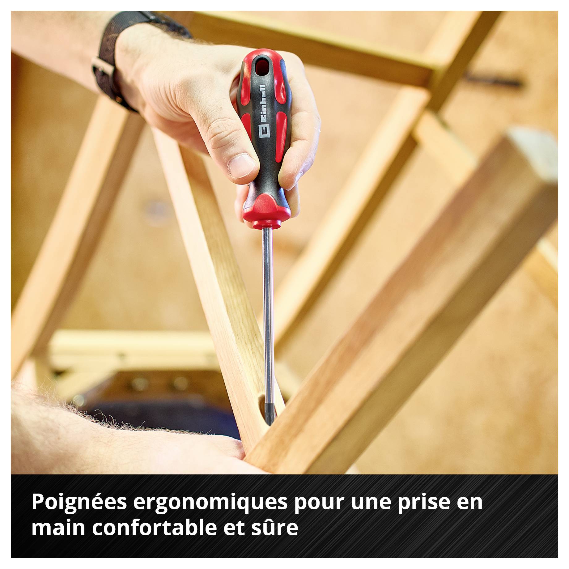 Main avec tournevis en train de travailler sur un cadre en bois ; en bas il est écrit : « Les poignées ergonomiques offrent une manipulation confortable et une prise sûre »