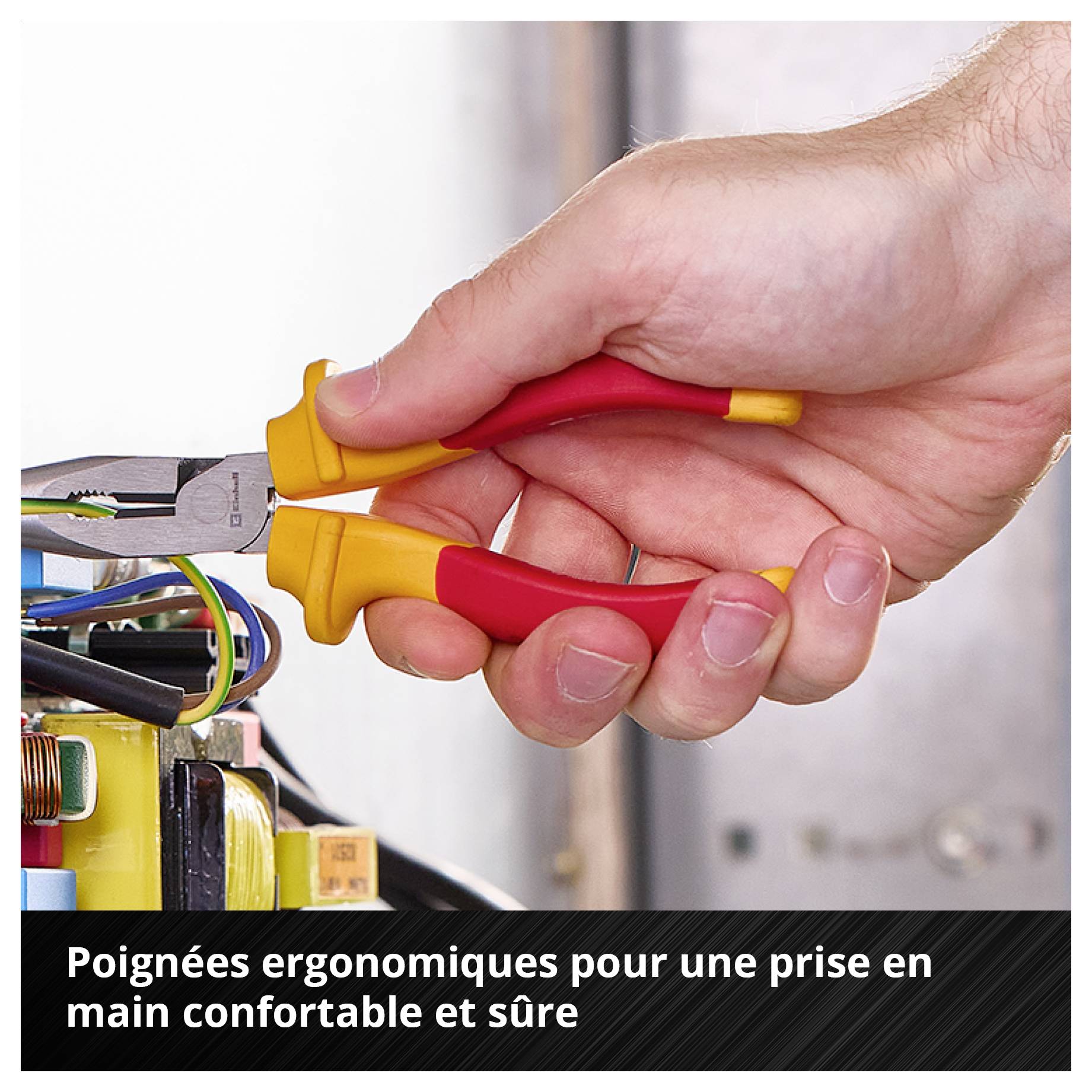 Main avec pince saisissant des câbles à code couleur ; en bas est écrit : « Les poignées ergonomiques offrent une manipulation confortable et une prise sûre ».