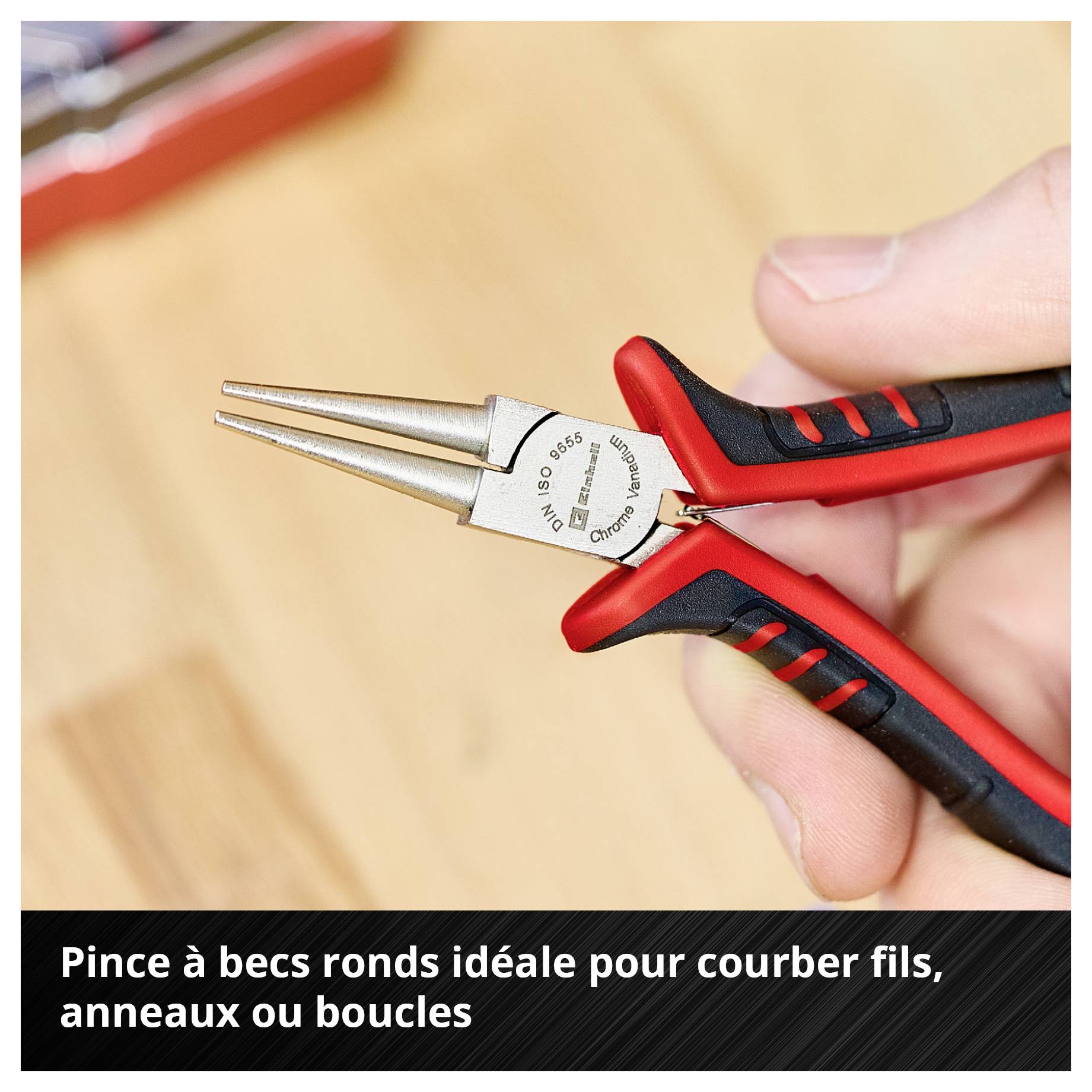 Gros plan d'une pince ronde avec des mâchoires rondes, tenue par une main ; convient pour plier du fil, des anneaux ou des boucles.