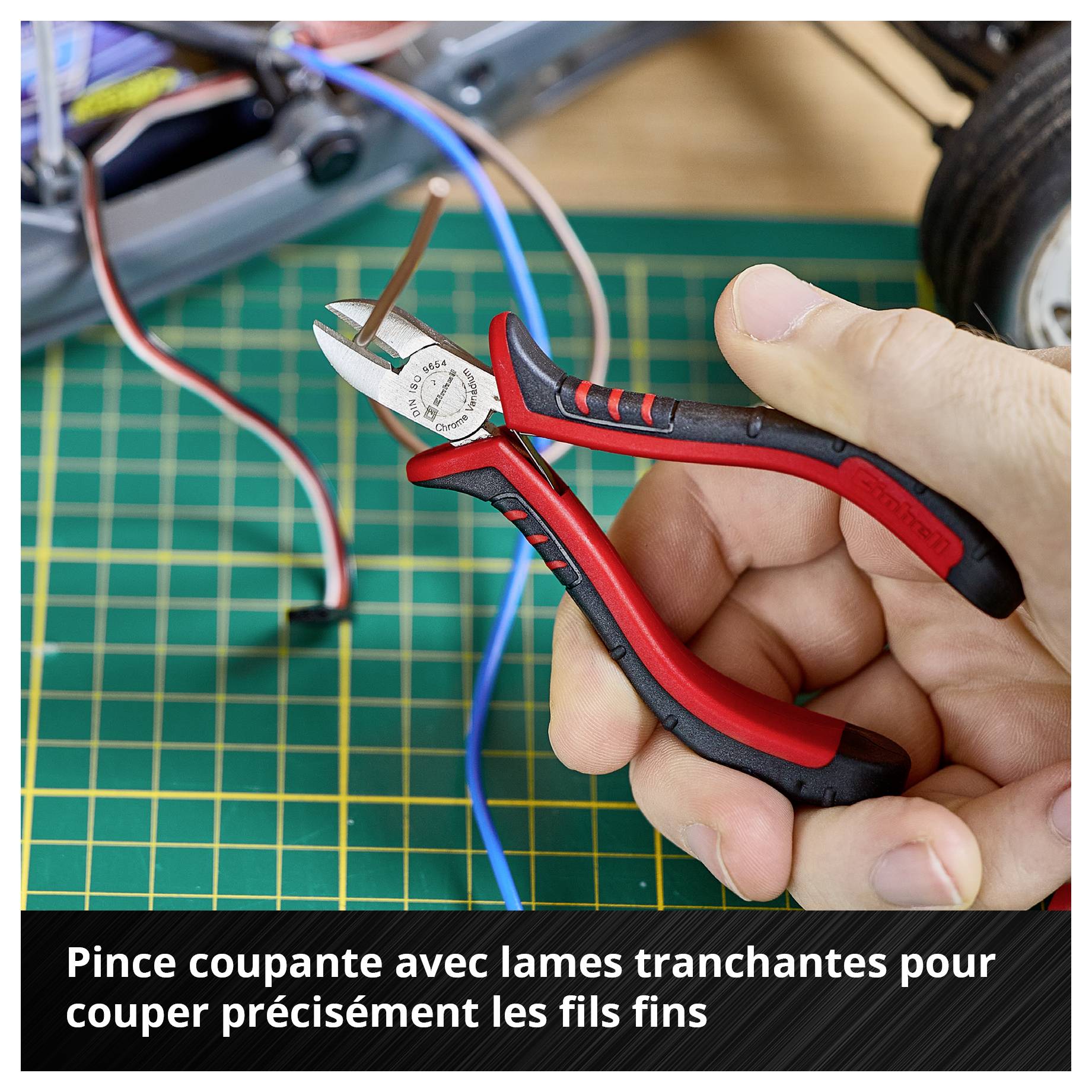 La main tient un coupe-fil rouge au-dessus d'un tapis de travail ; l'image porte l'inscription : « Coupe-fil aux tranchants affûtés pour séparer avec précision les fils fins »