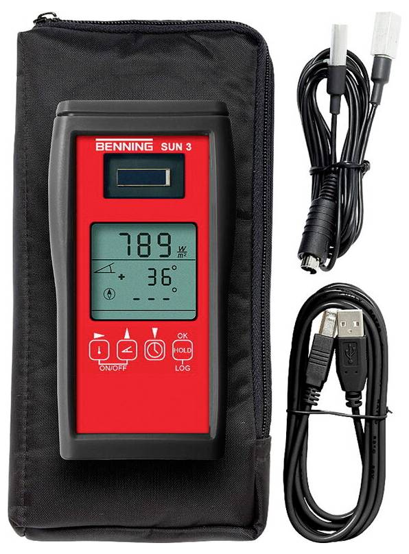 Un radiomètre solaire numérique rouge avec un écran affichant « 789 W/m², 36°C » à côté d'un boîtier noir, d'un câble USB et d'un câble de capteur.