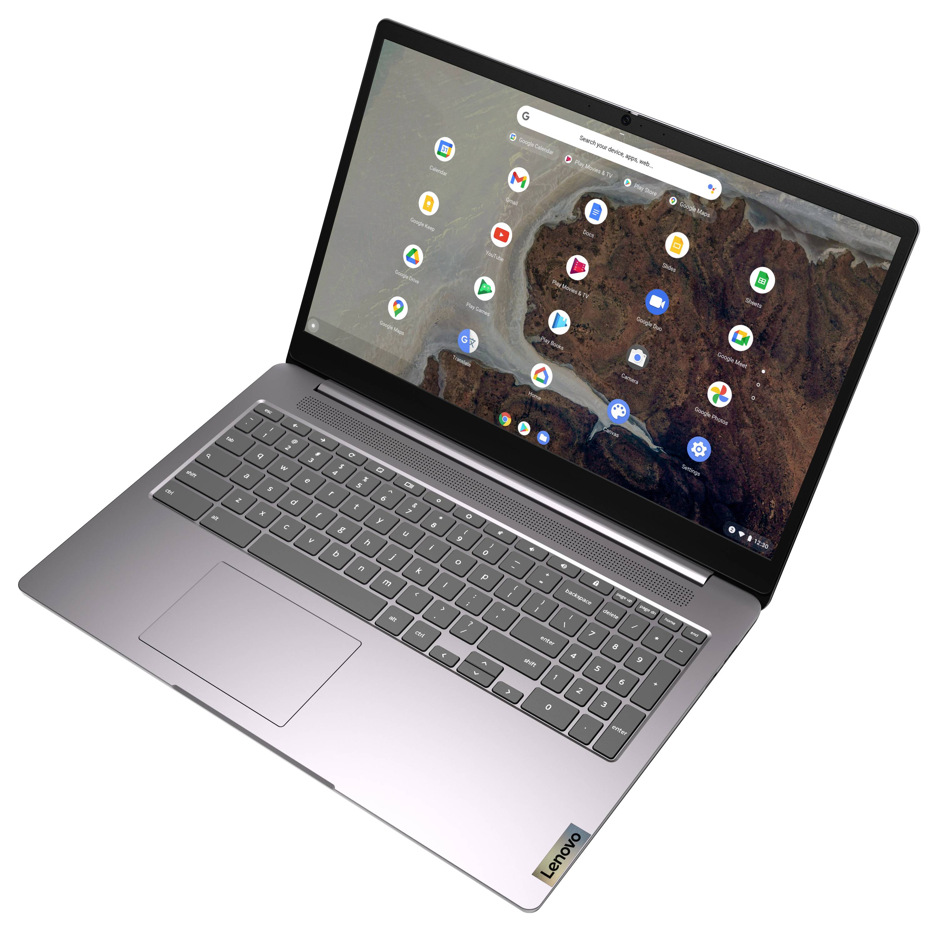 Un ordinateur portable argenté affichant un écran de bureau chargé de diverses icônes d'applications, légèrement incliné pour montrer un fond d'écran avec un paysage côtier.