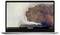 Un ordinateur portable affichant une image satellitaire de la Terre, montrant un paysage accidenté de couleur rouille avec une rivière qui le traverse.