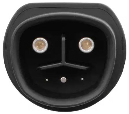 Un port de charge de forme ovale noire avec deux contacts en cuivre circulaires et une petite broche centrale, sur un fond blanc uni.