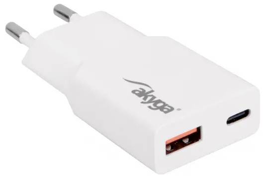Un chargeur mural USB blanc avec un port USB standard et un port USB-C, marqué de la marque 'Akyga', conçu pour charger des appareils électroniques.