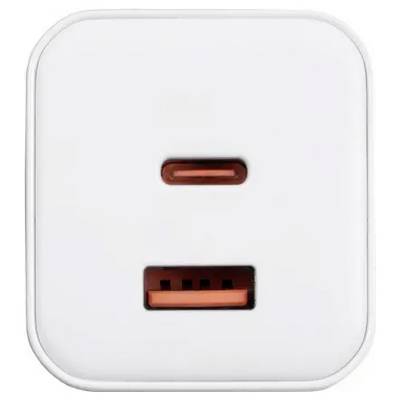 Un chargeur mural blanc avec un port USB-C en haut et un port USB-A en bas, tous deux encadrés en rouge.
