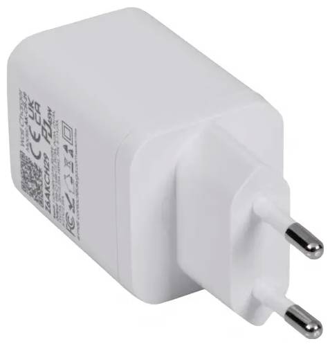 Un adaptateur de prise électrique blanc avec deux broches rondes, présentant des marquages réglementaires et des spécifications techniques imprimées sur le côté.