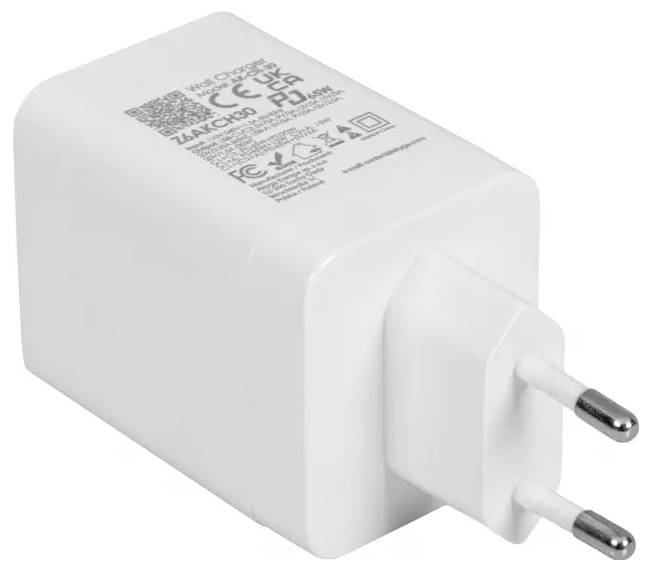 Chargeur mural USB blanc avec deux broches et marquages réglementaires. Utilisé pour charger les appareils électroniques.