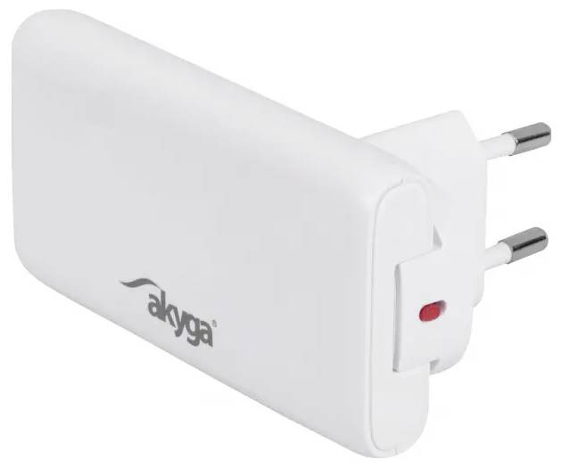Un adaptateur secteur blanc enfichable avec un logo « akyga », présentant deux broches électriques rondes et un voyant rouge sur le côté.