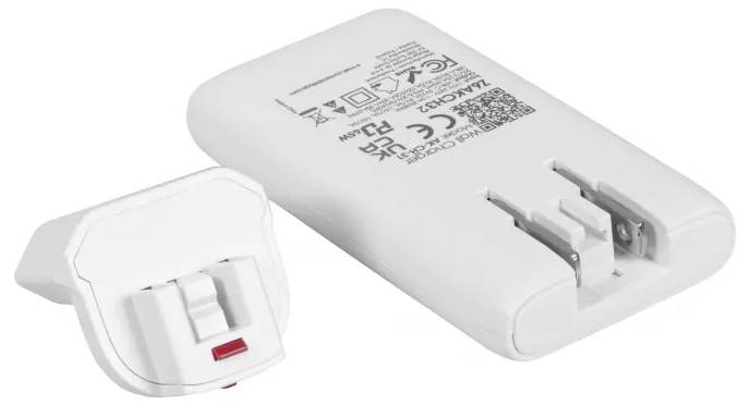 Un bloc batterie blanc avec une prise attachée, affichant un code QR et des spécifications techniques sur la surface.