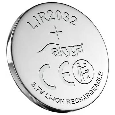 Une batterie en forme de pièce de monnaie argentée portant les étiquettes « LIR2032 », « akya », « CE » et « 3.7V Li-ion Rechargeable », présentant un symbole de poubelle sur roulettes barré.