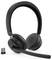 Casque avec coussinets auriculaires rembourés noirs, un microphone perche flexible et un petit adaptateur USB pour la connectivité sans fil.