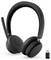 Un casque sans fil supra-auriculaire noir avec microphone est présenté aux côtés d'un petit adaptateur USB-C, suggérant une connectivité Bluetooth.