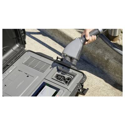 Une main branche un chargeur de véhicule électrique (VE) dans une prise de charge d'une unité d'alimentation électrique, indiquant la recharge d'un VE.