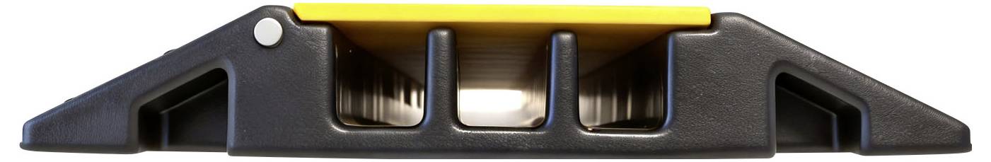 Gros plan d'une rampe protectrice de câble en plastique noir avec un dessus jaune, montrant trois canaux de câble dessous.