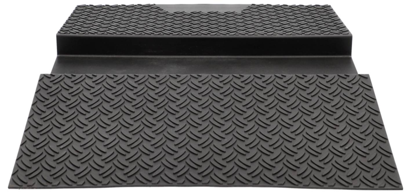 Tapis de sol de voiture en caoutchouc avec motif en damier texturé et rebord surélevé sur un côté.