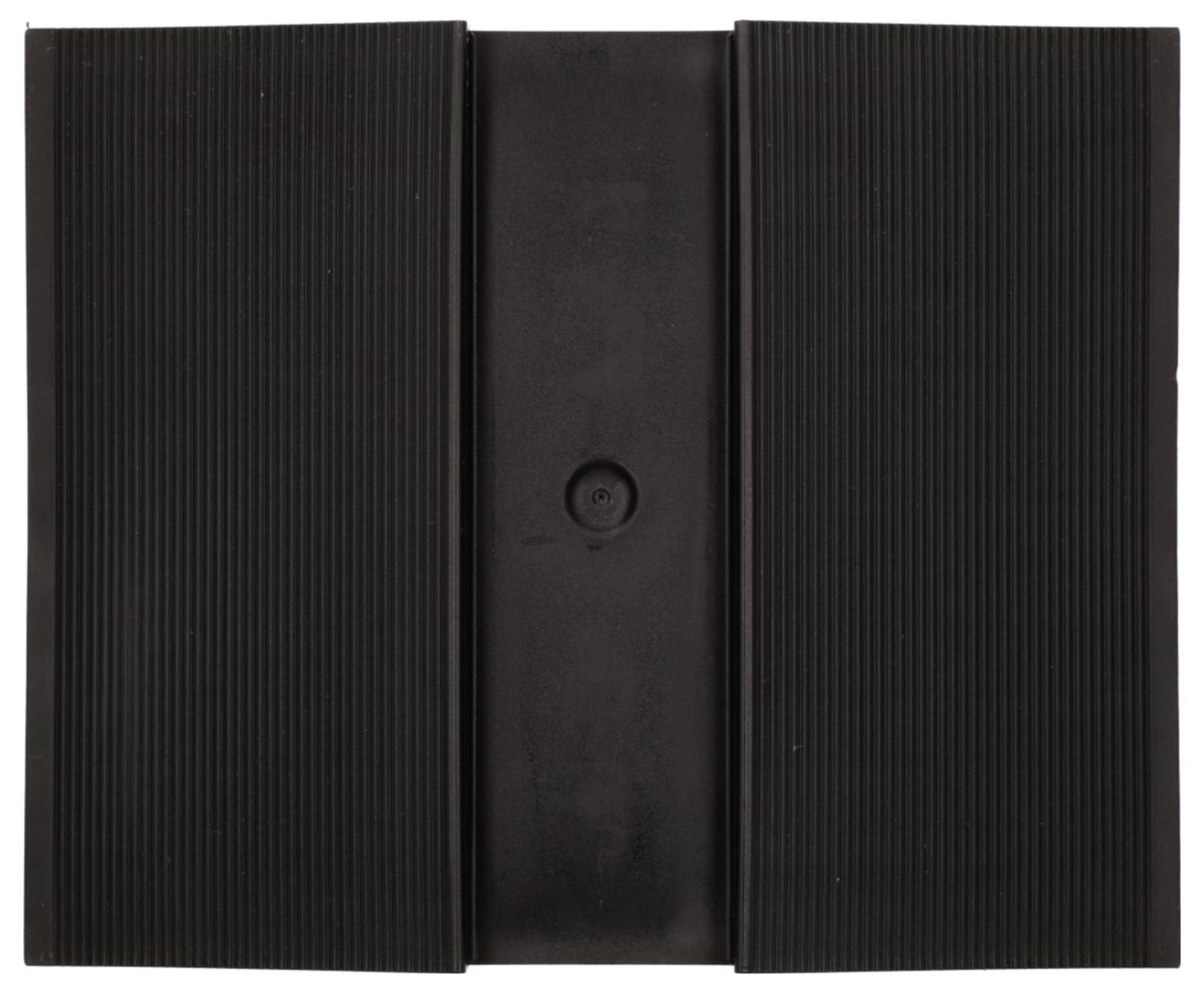 Un objet rectangulaire noir avec des rainures verticales de chaque côté et une bande centrale lisse, présentant une petite indentation circulaire au milieu.
