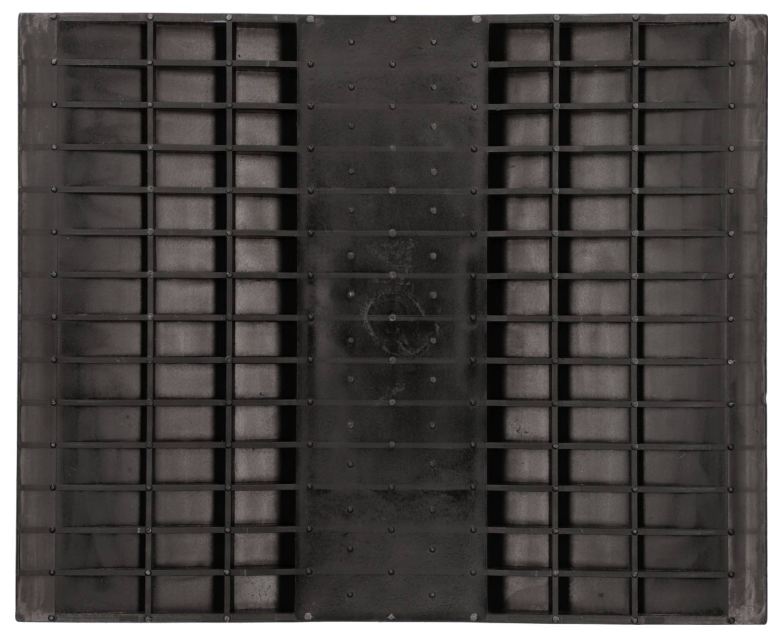 Une palette rectangulaire en plastique noir avec une structure en forme de grille et des bords renforcés, conçue pour le stockage et le transport industriels.