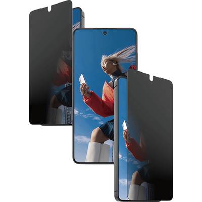 Trois smartphones affichent une femme en veste rouge tenant un téléphone contre un ciel bleu, avec deux écrans dotés de filtres de confidentialité.
