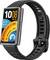 Un bracelet de fitness noir affichant l'heure, la date, la météo, le nombre de pas, la fréquence cardiaque et le niveau de batterie sur un écran coloré.