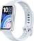 Une montre de sport intelligente avec un bracelet blanc affiche l'heure « 10:08 », la date « VEN 18 », les pas « 1765 » et la météo « 24°C ».