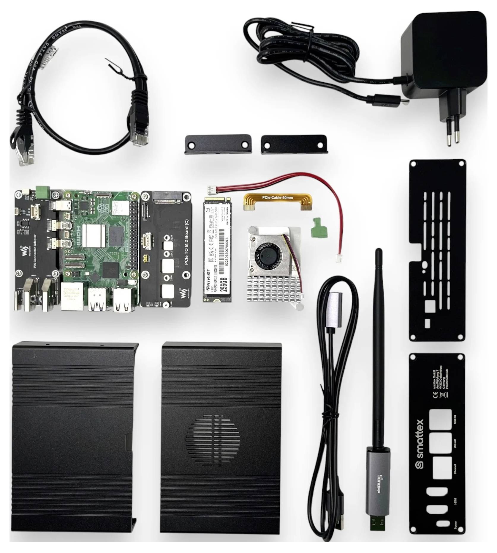 Composants du Mini-PC Odyssey Blue J4125 : câblage, adaptateur d'alimentation, carte mère, SSD, dissipateur thermique, pièces du boîtier, vis, antennes.