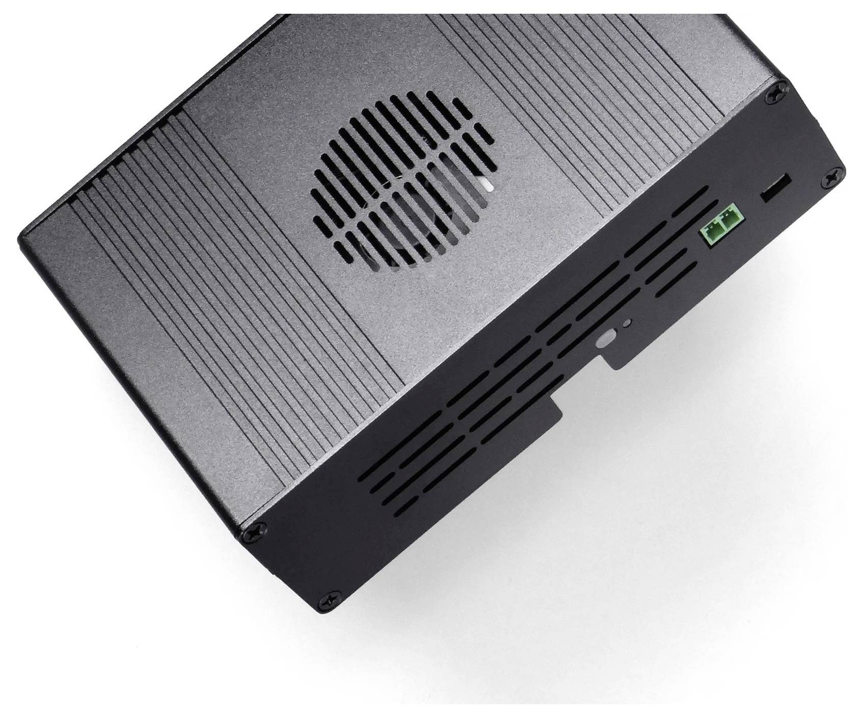 Un composant électronique métallique noir avec des fentes de ventilation et une bouche d'aération circulaire sur le dessus, vu selon une perspective angulée sur un fond blanc.