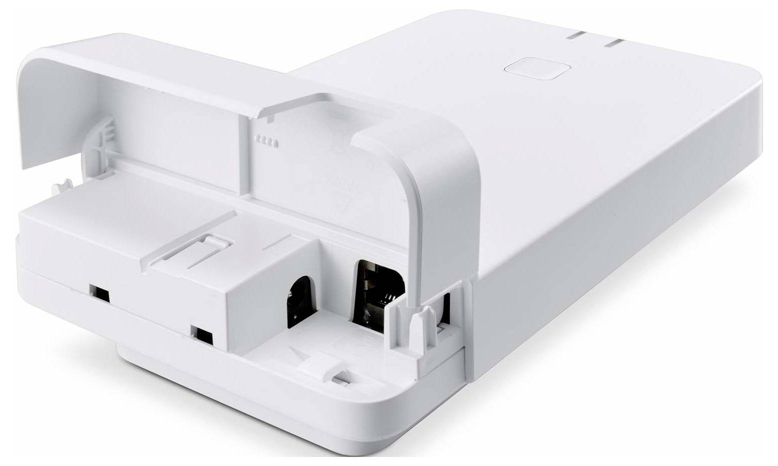 Un routeur Wi-Fi blanc de forme rectangulaire ou un appareil présentant des ports réseau exposés et des fentes sous un rabat amovible, montré selon un angle latéral.