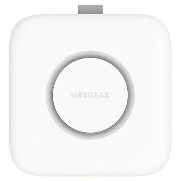 Un appareil électronique carré blanc avec un design circulaire au centre, étiqueté « NETGEAR », probablement un point d'accès Wi-Fi.