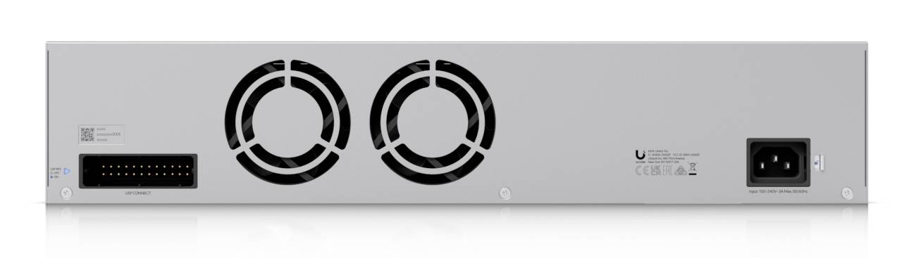 L'image montre la vue arrière d'un appareil réseau avec des ventilateurs de ventilation, un connecteur d'alimentation et plusieurs ports de connectivité.