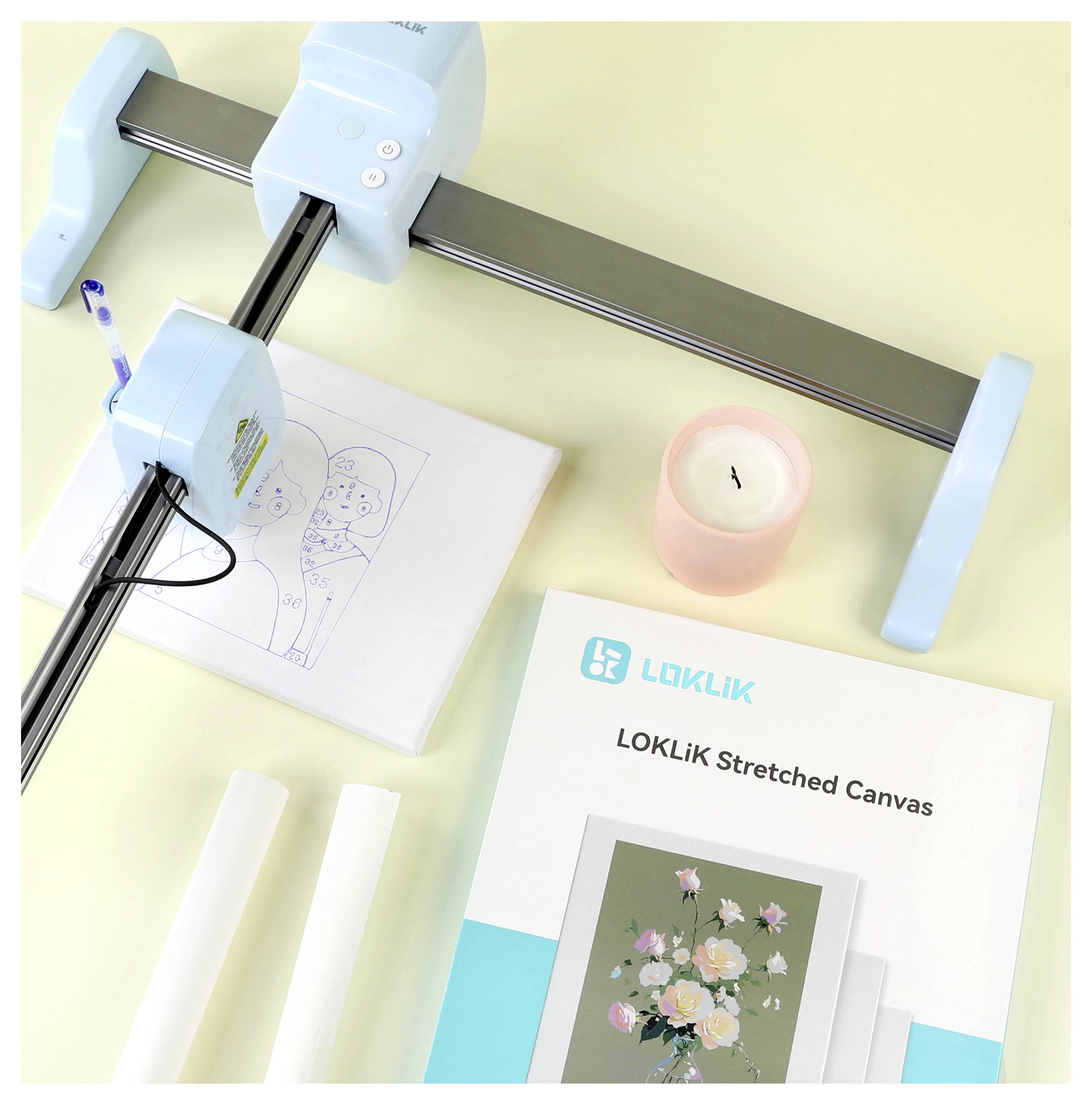 Produits « LOKLiK Stretched Canvas » avec un appareil de dessin esquissant sur toile. Comprend une bougie et d'autres fournitures d'art.