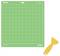 Un tapis de coupe vert avec un motif quadrillé à côté d'un outil de raclage jaune sur un fond blanc.