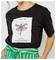 Personne portant un T-shirt noir avec une illustration de libellule blanche centrée et le texte « Dragon Fly » et « spectrum » au-dessus et au-dessous.